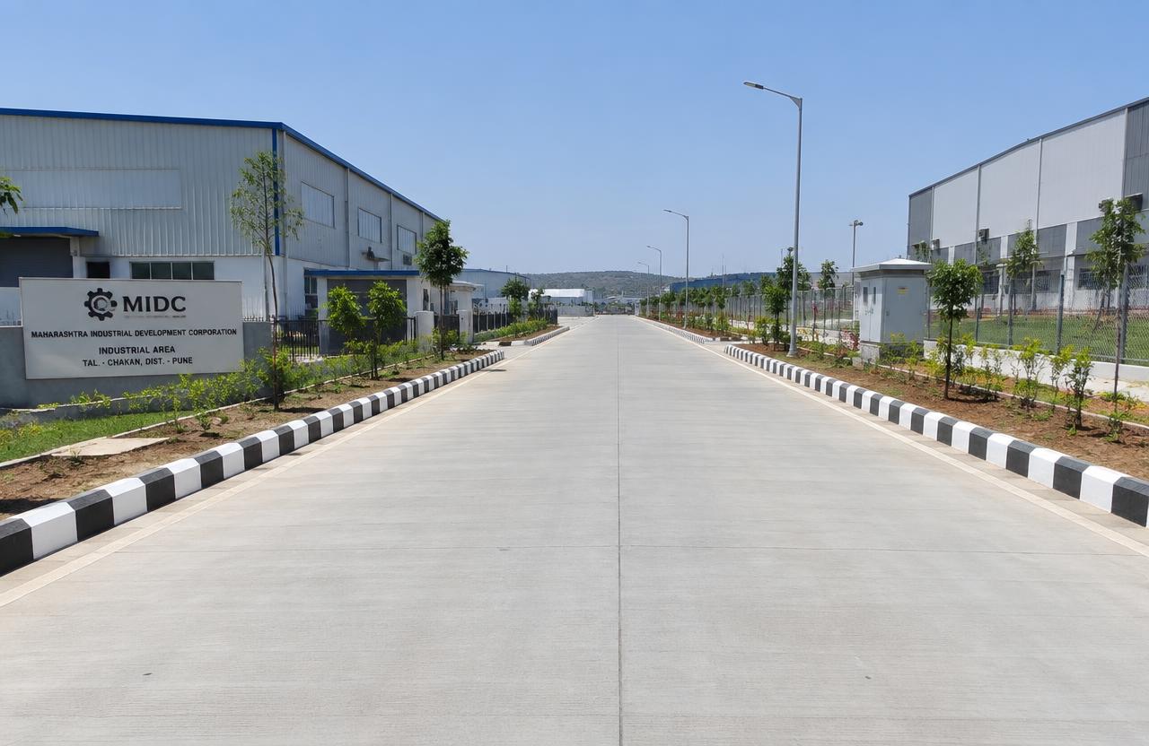New concrete road with kerbs in an industrial area near Chakan — Foundation & Piling